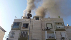  بالصور: طواقم الاطفائية تنجح بإخماد حريق في مبنى سكني بمدينة الرملة